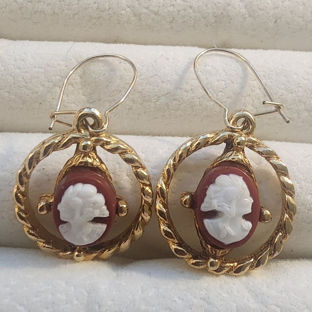 Elegant Gold Tone and‎ Red Cameo Earrings